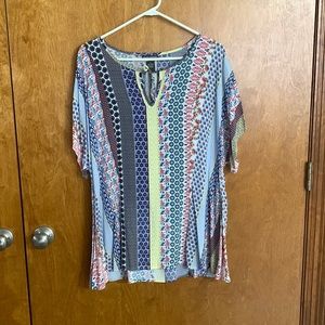 Women’s top. Size Medium- big it’s big and oversized.